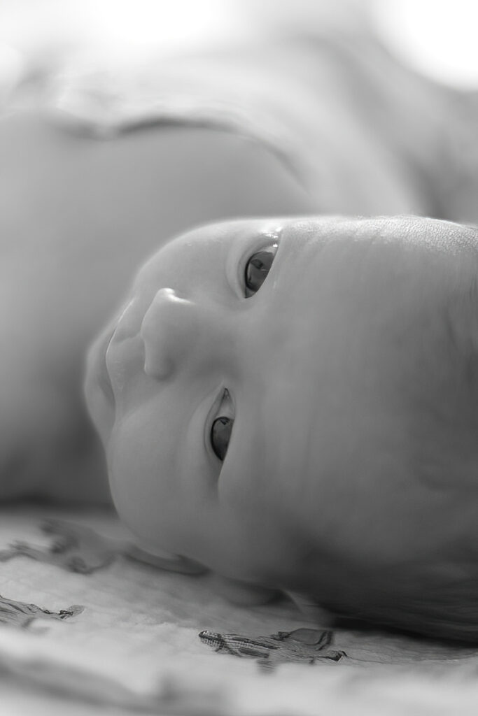 Newborn foto in zwart wit